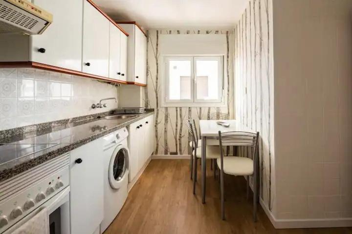Apartamento Ezcurdia 22 Playa De San Lorenzo Primera Linea Gijon Bagian luar foto